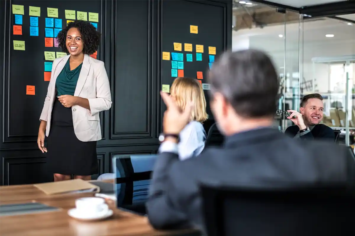 Équipe en séance de coaching collaboratif