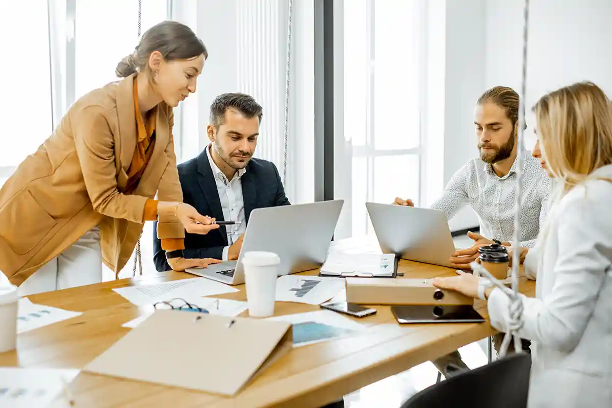 Équipe en situation d'analyse collaborative